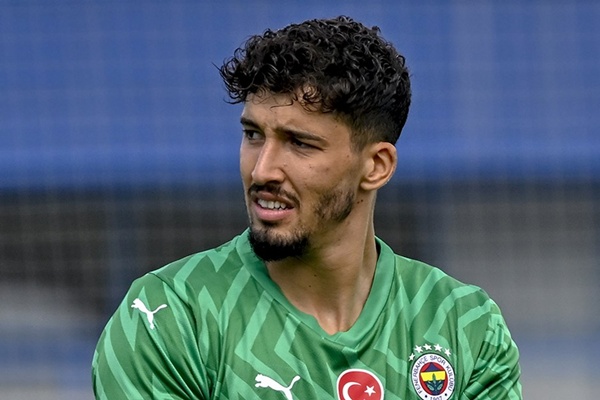 Vấn đề nan giải của Man United: Tìm kiếm người gác đền thay thế Onana mùa giải 2025/26